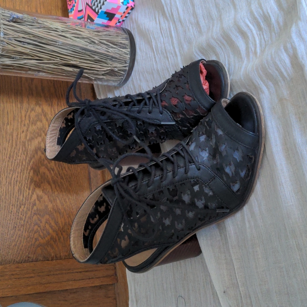 Kensie Lace BLOCK HEEL!